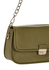 Olíva zöld műbőr kézitáska aranyszínű láncpánttal, téglalap alakú, fedéllel záródó, apró fém csattal díszítve.