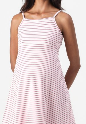 Stripet ærmeløs kjole med tynde stropper, med en afslappet pasform, lavet af blødt stof, overvejende hvid med røde horisontale linjer.