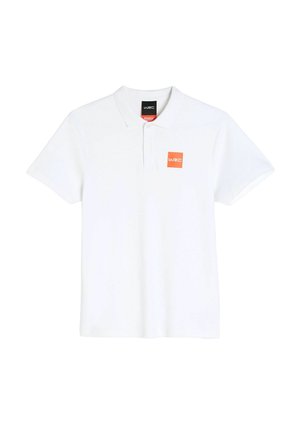 Biała koszulka polo wykonana z bawełny, z dekoltem zapinanym na trzy guziki i krótkimi rękawami. Na piersi widnieje kwadratowe pomarańczowe logo z napisem "WRC".