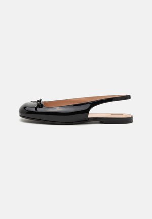 Fekete lakk bőr slingback lapos cipő, lekerekített orral és apró masni részlettel elöl. Simaság és minimalista dizájn jellemzi.