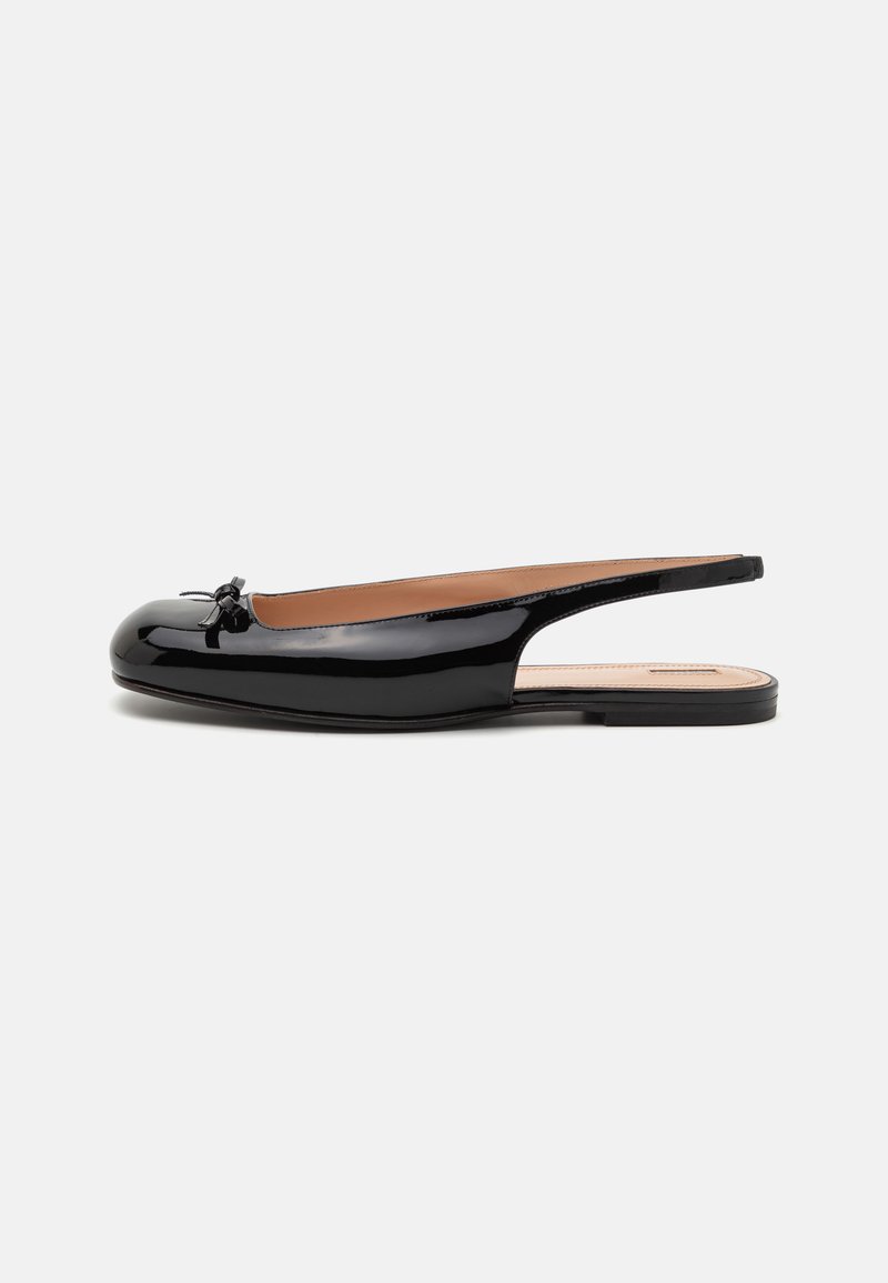 Melnas patentā ādas slingback dzīvokļiem ar noapaļotu purngalu un mazu ziedu priekšā. Gluda tekstūra un minimālistisks dizains.
