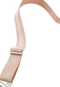 Cinghia di tessuto rosa con una superficie liscia, dotata di una fibbia in metallo argentato e un motivo triangolare cucito lungo il bordo.