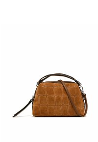 Borsa in suede marrone con un motivo a rombi, dotata di manico superiore e tracolla staccabile. Gli accessori in metallo completano il design.