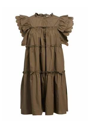 Robe brune à volants en cascade avec des manches à volants ondulés, un col haut, et des détails élastiques froncés à la taille et aux bords inférieurs. Conçue en coton.