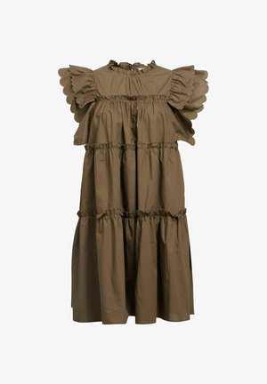 Robe brune à volants en cascade avec des manches à volants ondulés, un col haut, et des détails élastiques froncés à la taille et aux bords inférieurs. Conçue en coton.