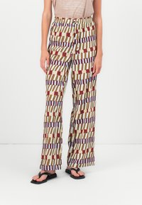 Pantaloni ampi leggeri ed eleganti con un motivo di forme geometriche nei toni di rosso, marrone e blu, dotati di vita elasticizzata e cordino.