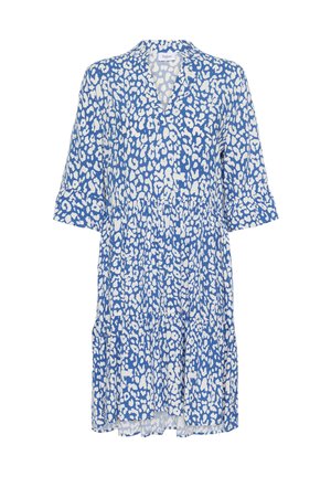 Zila un balta rakstaina kleita ar V veida kaklu, īsām piedurknēm, slāņotu volānu dizainu un vieglu audumu. Ikdienišķa un plūstoša siluets.