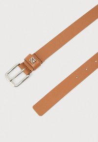 Smeđi kožni remen sa srebrnom pravokutnom kopčom, pet rupa za podešavanje i malim metalnim logotipom blizu kopče na bijeloj pozadini.