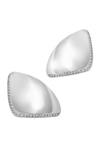 Srebrne kolczyki na ucho o gładkim, zakrzywionym kształcie, ozdobione rzędem przejrzystych kryształów wzdłuż krawędzi. Lustrzane wykończenie metaliczne.