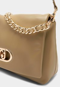 Borsa a mano in pelle beige con tracolla a catena dorata e dettagli in metallo. Texture sottile con forma strutturata e chiusura a scatto magnetica.