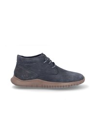 Botines de ante gris hasta el tobillo con punta redonda, superficie texturizada, suela de goma marrón en contraste y detalles de cordones en negro y blanco.