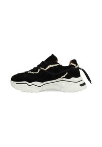 Zwarte suède sneaker met een gestructureerde afwerking, witte rubberen zool, zwarte veters en een kenmerkend golvend design langs de bovenkant.