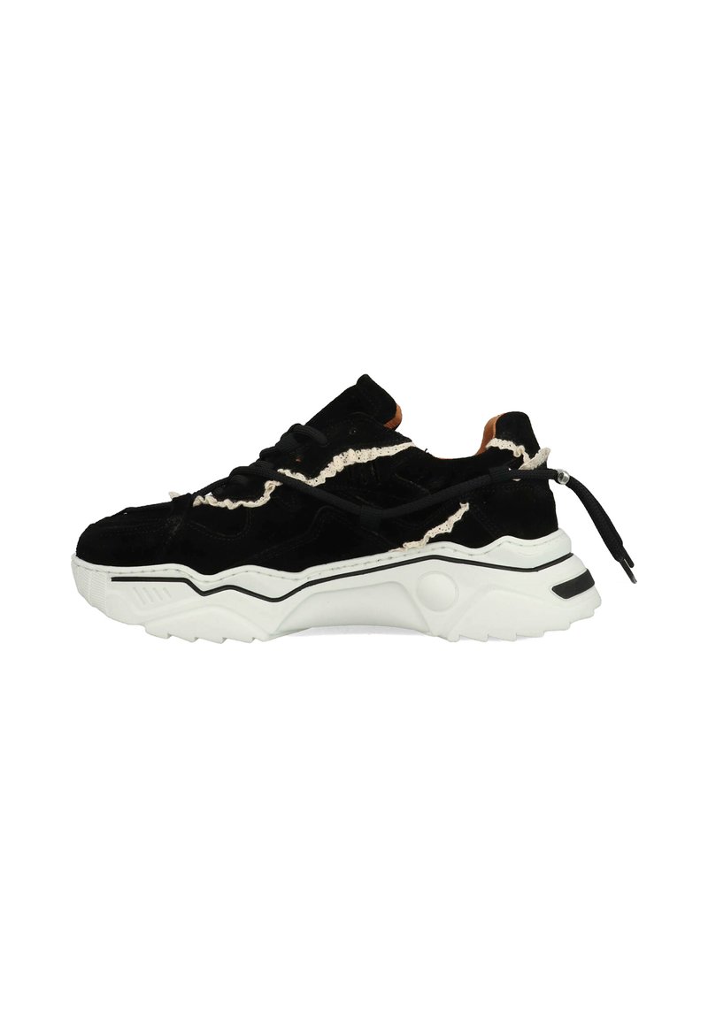 Zwarte suède sneaker met een gestructureerde afwerking, witte rubberen zool, zwarte veters en een kenmerkend golvend design langs de bovenkant.