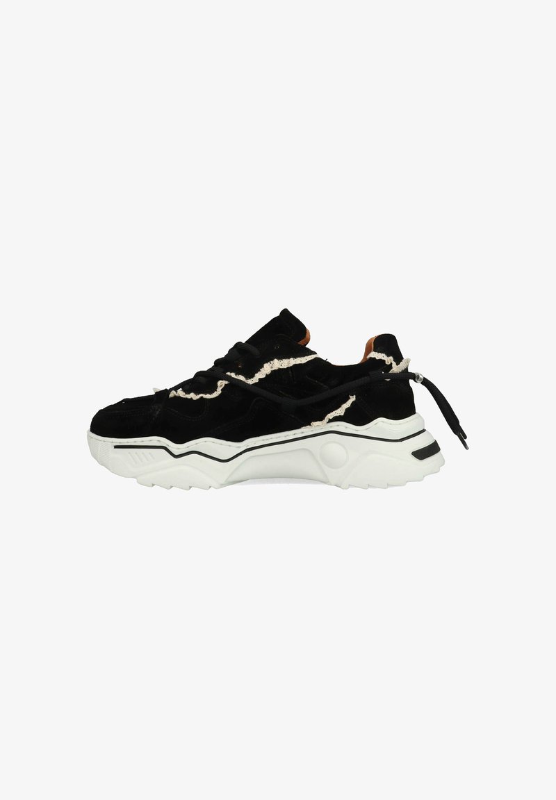 Zwarte suède sneaker met een gestructureerde afwerking, witte rubberen zool, zwarte veters en een kenmerkend golvend design langs de bovenkant.