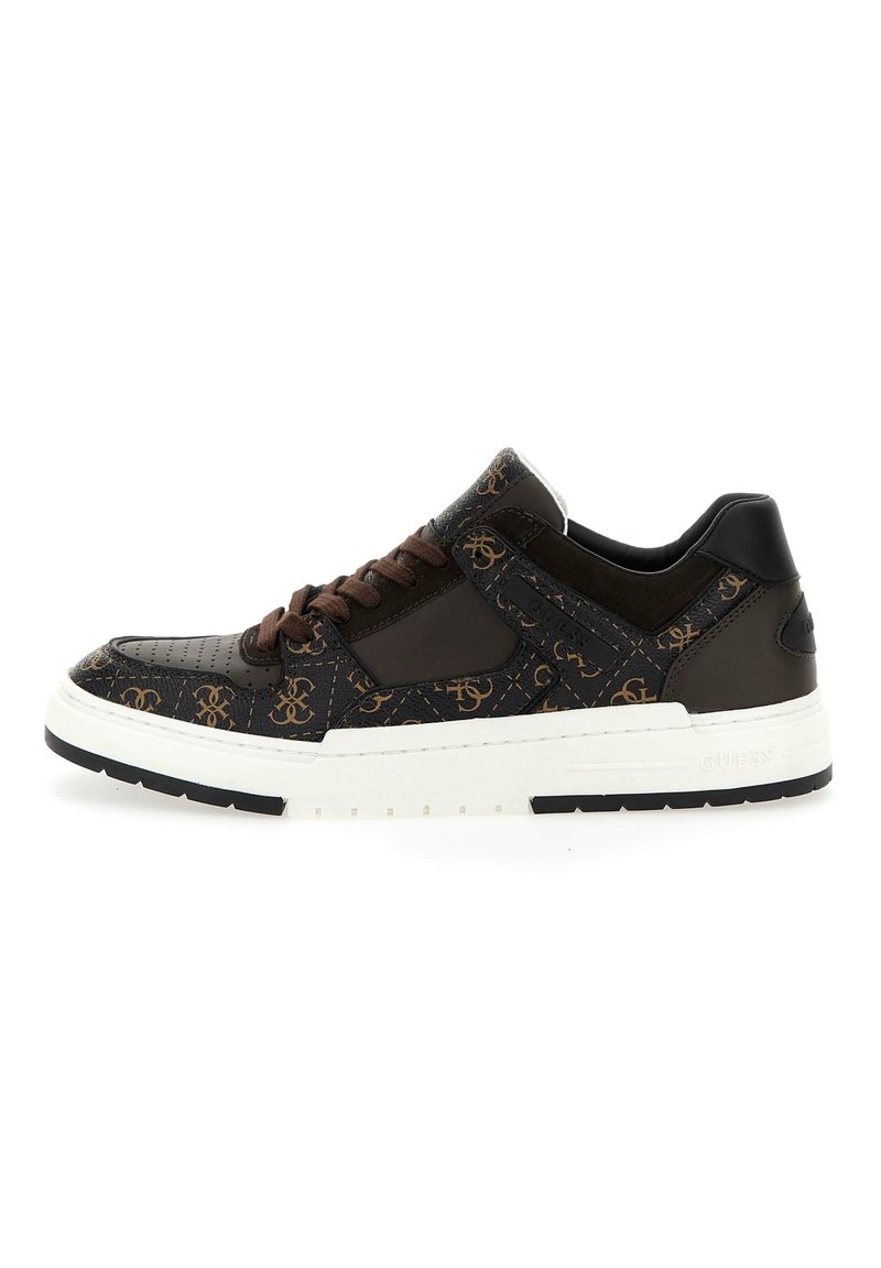 Sneaker nera con accenti marroni e motivo del logo, caratterizzata da una parte superiore testurizzata, punta perforata e suola in gomma bianca.