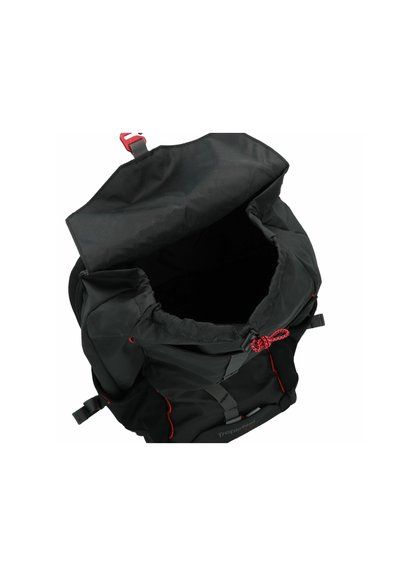 Mochila negra con apertura de cordón, acentos rojos y correas ajustables. Textura suave, diseñada para funcionalidad y durabilidad.