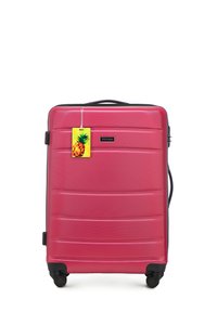 Roze harde koffer met een gestructureerd oppervlak, horizontale groeven, zwarte accenten, een uitschuifbare handgreep en wielen. Inclusief een ananasticker.