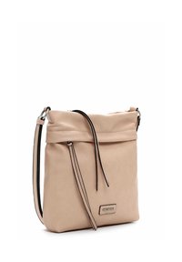 Sac bandoulière en cuir beige avec une finition douce, un dessus plié, des accents noirs et des bretelles réglables. Comprend une plaque métallique de marque.