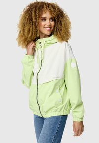 Veste coupe-vent vert clair avec un panneau supérieur blanc, fermeture éclair à l'avant, capuche à cordon, poignets élastiques et accents à bouton-pression.