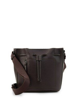Dunkelbraune, strukturierte Leder-Bucket-Bag mit verstellbarem, breitem Stoff-Schulterriemen und Frontreißverschlusstasche vor weißem Hintergrund.