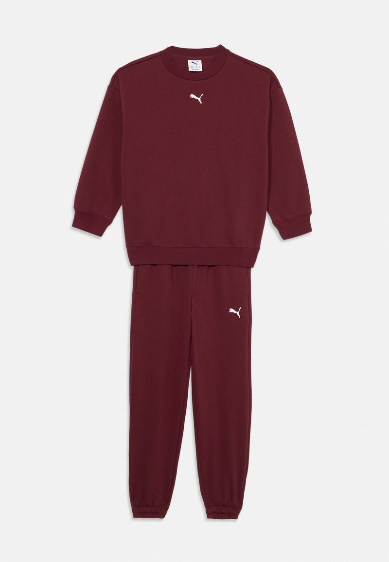 Completo tuta bordeaux composto da un pullover a maniche lunghe e pantaloni coordinati, entrambi dotati di un dettaglio del logo bianco e polsini elasticizzati.