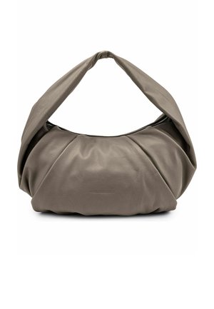 Sac hobo en cuir taupe doux avec une large poignée torsadée et des plis subtils, présentant un design minimaliste et moderne.