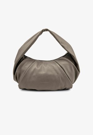 Borsa hobo in pelle taupe morbida con manico largo a spirale e pieghe sottili, dal design minimalista e moderno.