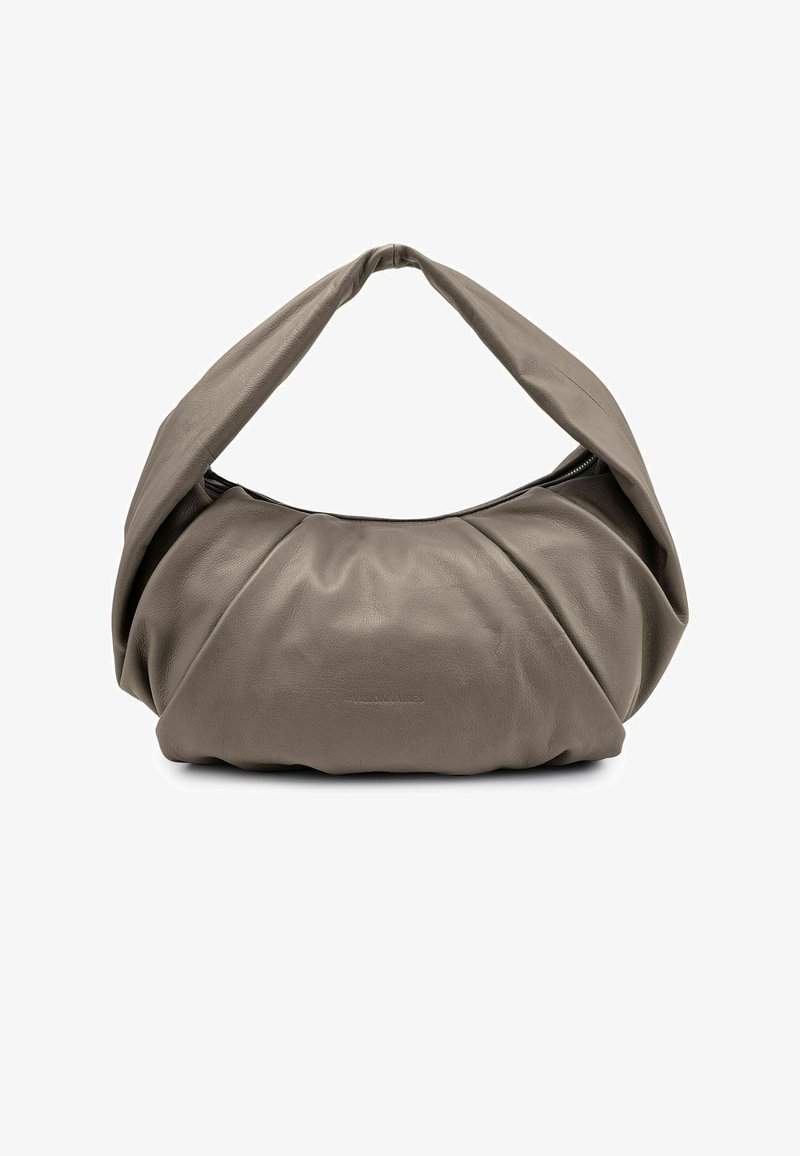 Sac hobo en cuir taupe doux avec une large poignée torsadée et des plis subtils, présentant un design minimaliste et moderne.