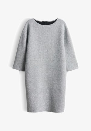 Robe argentée oversized avec un col rond et des manches trois-quarts, fabriquée en tissu texturé scintillant, présentant une coupe ample.