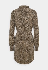 Vestito a maniche lunghe nero e marrone a fantasia, con colletto e vita stretta, caratterizzato da un design testurizzato e macchiato.