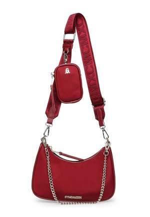Borsa a mano in pelle rossa con forma curva, accento in catena argentata e pochette mini staccabile. Presenta una tracolla testurizzata con dettagli del logo.