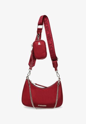 Rød læderhåndtaske med en buet form, sølv kædeaccent og aftagelig mini-pung. Har en struktureret skulderrem med logo-detaljer.