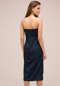 Rochie midi din denim fără bretele, de un albastru închis, cu o siluetă ajustată și o textură netedă. Prezintă un decolteu drept și un design curat la spate.