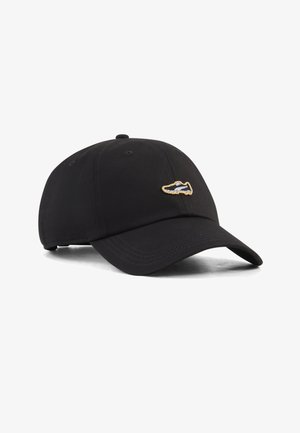 Fekete baseballsapka ívelt karimával és egy kis, hímzett tornacipő-emblémával az elülső középső részen.