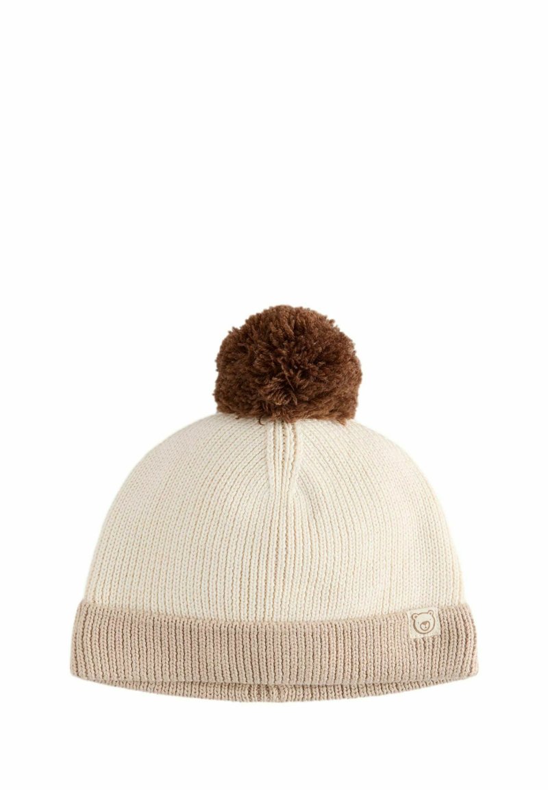 Strikket beanie i cremefarvet med en brun pom-pom på toppen, som har en ribbet tekstur og en bøjet beige kant med et lille logo mærke.