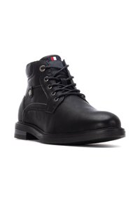 Botas de tobillo de cuero negro con acabado texturizado, punta redonda, cordones en la parte delantera y acentos de tela contrastantes en el collar. Suela de goma.