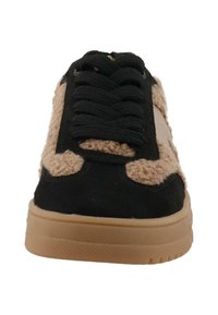 Zwarte en tan sneaker met een gestructureerde, fluffy bovenkant en suède accenten, ronde neus, vetersluiting en een rubberen zool.