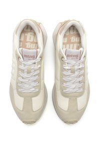 Baskets beiges avec un mélange de cuir lisse et texturé. Bout arrondi, lacets blancs et un accent rose clair sur le talon. Logo sur la languette.