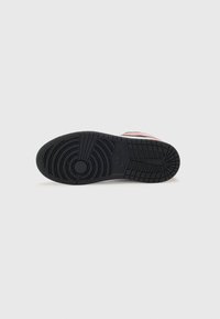 Nike apavu zole ar melnu gumijas pamatni, apļveida un lineāriem protektoru rakstiem, kontrastējošām krāsu akcentiem un redzamu zīmolu.