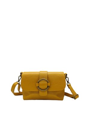 Sac bandoulière en cuir jaune avec surface texturée, rabat frontal, boucle métallique circulaire et bandoulière réglable avec attaches en métal.