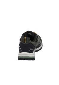 Scarpa sportiva verde scuro con accenti neri, superiore testurizzato, tallone imbottito e suola intermedia bianca. Presenta una striscia gialla sul retro.