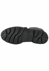 Suela de bota de goma negra con un patrón de relieve texturizado, que presenta un acabado liso y un logotipo de marca en relieve para mayor agarre y durabilidad.