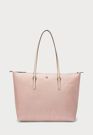 Lyserød lædertaske med dobbelte beige hanke og et lille metal logo foran, stående oprejst på en ensfarvet baggrund.