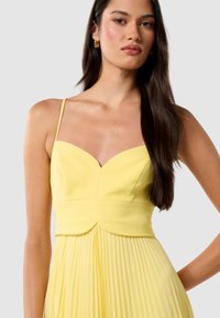 Forever New HARTFORD PLEATED DRESS - Vestido de cocktail / Vestido de festa - pale banana