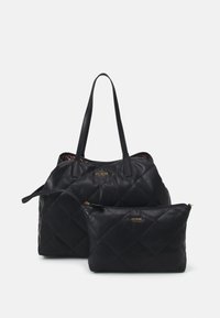 Czarna pikowana torba tote z sztucznej skóry z dwoma uchwytami i złotymi okuciami, w zestawie z dopasowaną małą saszetką na zamek.