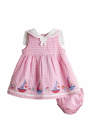 Roze-witte geruite babyjurk met witte matrozenkraag, geborduurde zeilboten en bloemen langs de zoom, gecombineerd met bijpassende romper.