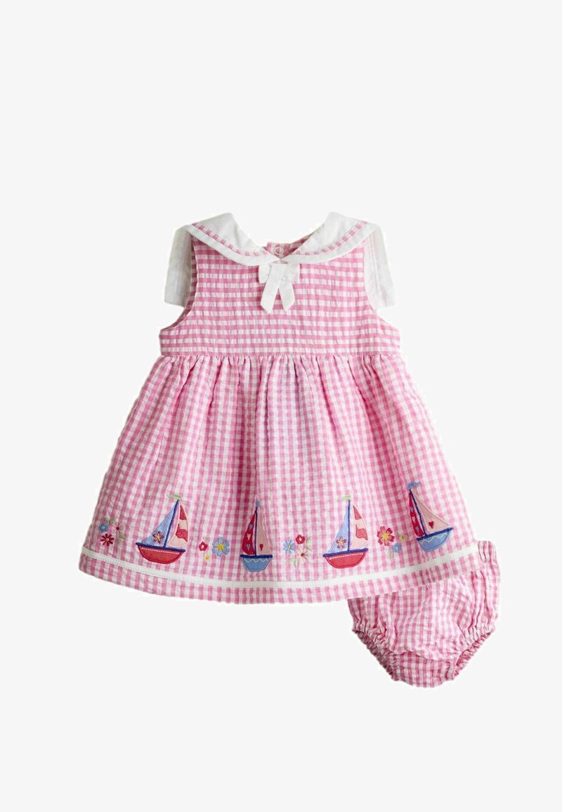Vestitino per bambina in gingham rosa e bianco con collo marinaretto bianco, decorato con ricami di barche a vela e fiori lungo l'orlo, abbinato a una mutandina coordinata.