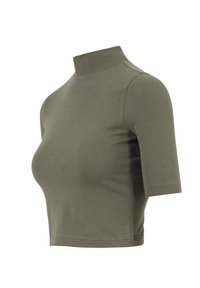 Haut à manches courtes avec col montant fictif en vert olive, fabriqué en tissu lisse avec une coupe ajustée et des coutures nettes.