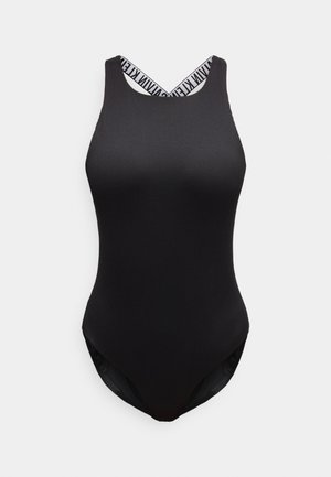 Zwarte geribbelde eendelige badpak met hoge halslijn en witte elastische banden met merknaam die elkaar kruisen aan de achterkant.