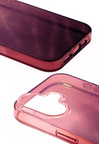 Transparante telefoonhoes in een verloop van roze, met een hartvormige uitsnede, glittersstructuur en openingen voor knoppen en poorten.